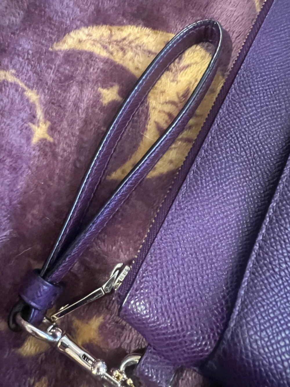 🦄 Coach Purple Pebbled Leather Large Zip Wristlet | Stunning Rich Plum | EUC - Picture 7 of 16